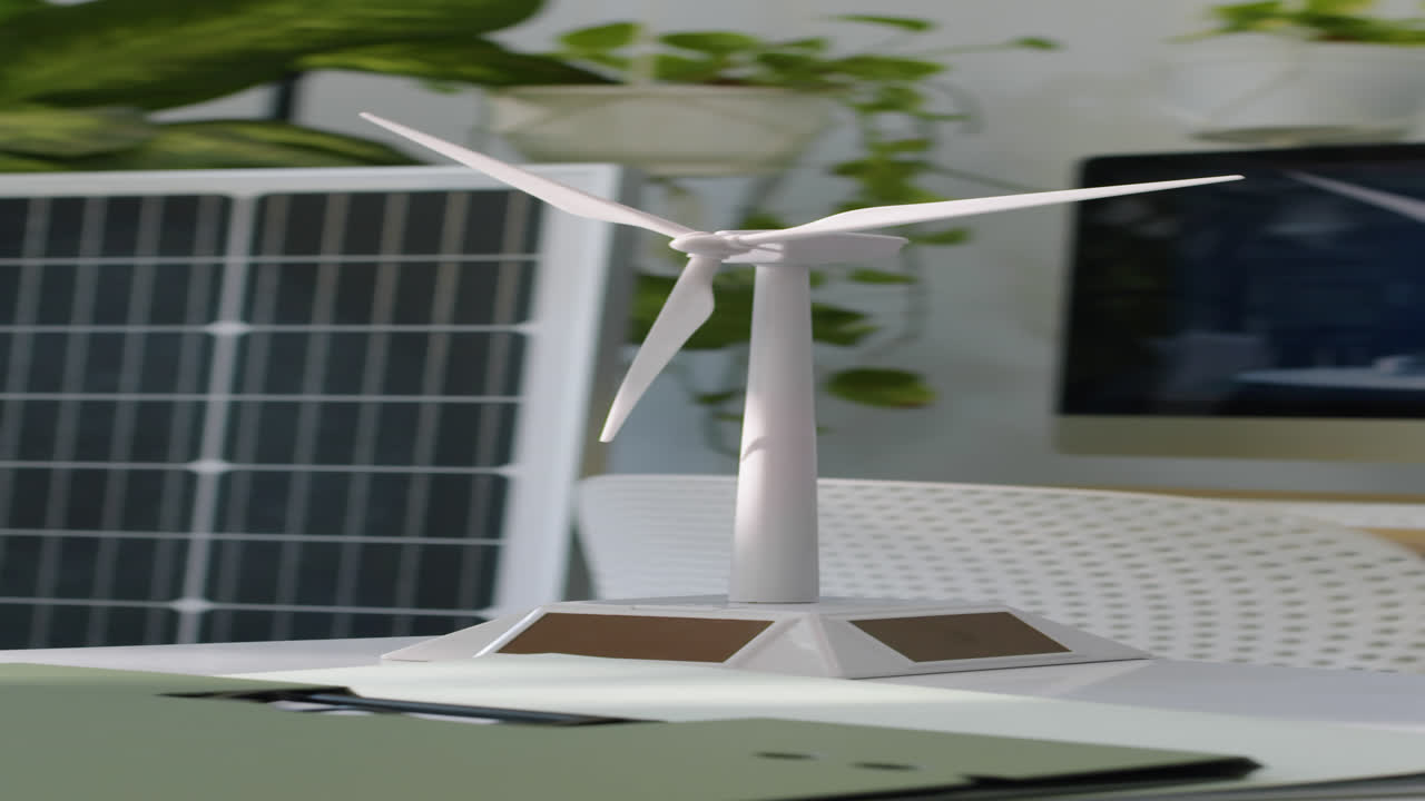 Modelo vertical de aerogenerador en la oficina de una empresa ecológica
