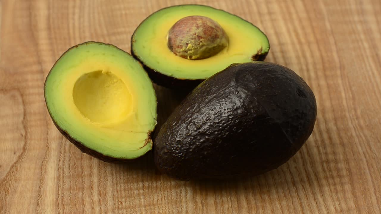 Avocado su un tagliere di legno. Ripresa di avocado.