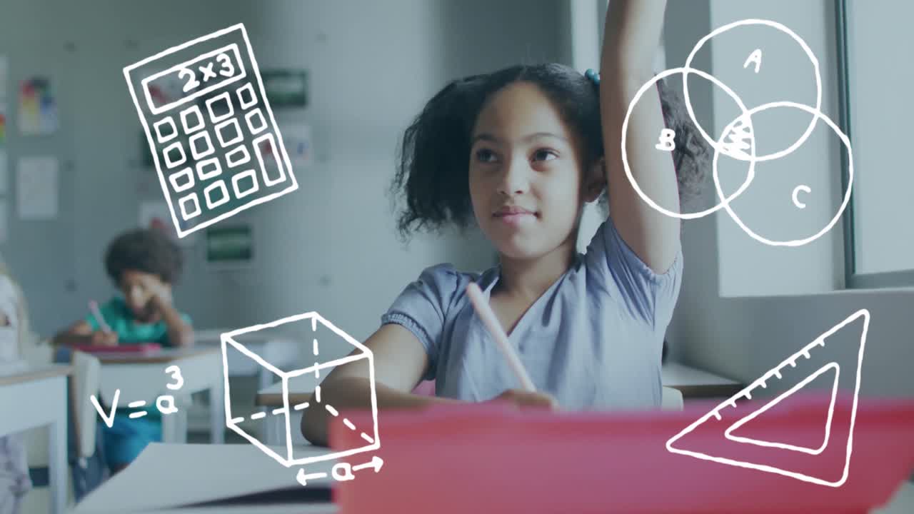 animación de iconos de matemáticas sobre una feliz estudiante biracial levantando la mano en el escritorio en clase
