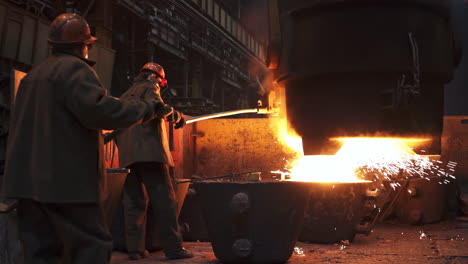 proceso de fundición de metales en una fundición