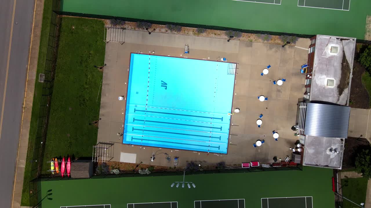 Vista aérea da piscina e quadras de tênis da Universidade Austin Peay.