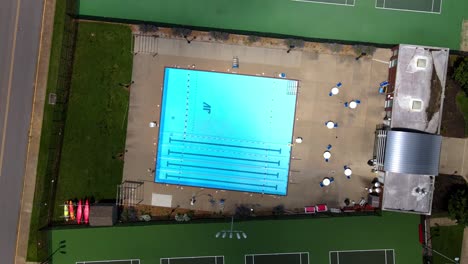 Toma-Aérea-De-La-Piscina-Y-Las-Canchas-De-Tenis-De-La-Universidad-De-Austin-Peay