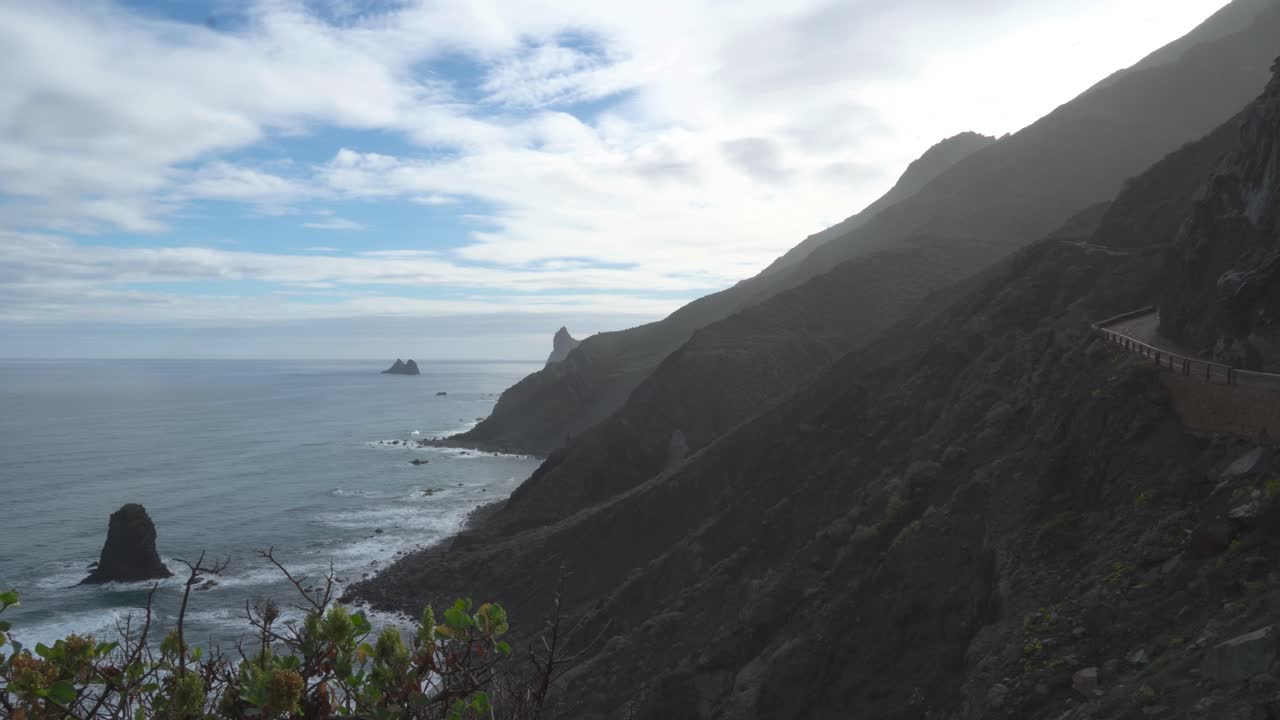 timelapse de la costa del océano atlántico con montañas altas, nubes gruesas que se mueven rápidamente y cielo azul, tenerife, españa