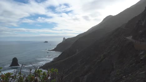 Zeitraffer-Der-Atlantikküste-Mit-Hohen-Bergen,-Sich-Schnell-Bewegenden-Dicken-Wolken-Und-Blauem-Himmel,-Teneriffa,-Spanien