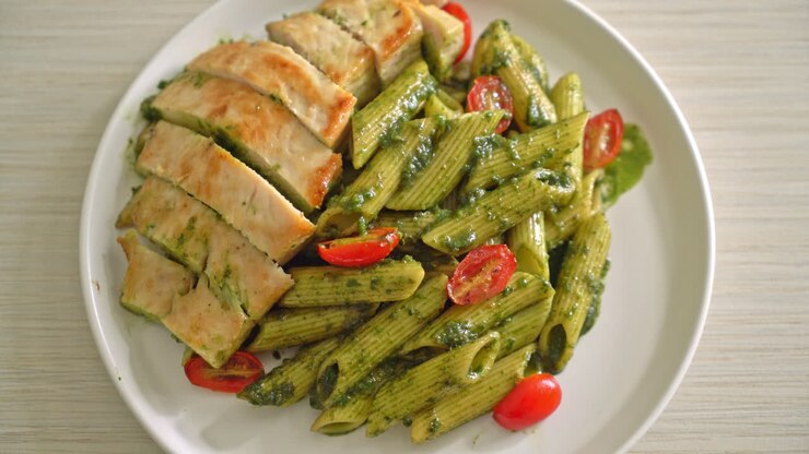 penne fatte in casa al pesto con pollo alla griglia