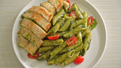 Hausgemachte-Penne-Nudeln-In-Pesto-Sauce-Mit-Gegrilltem-Hähnchen