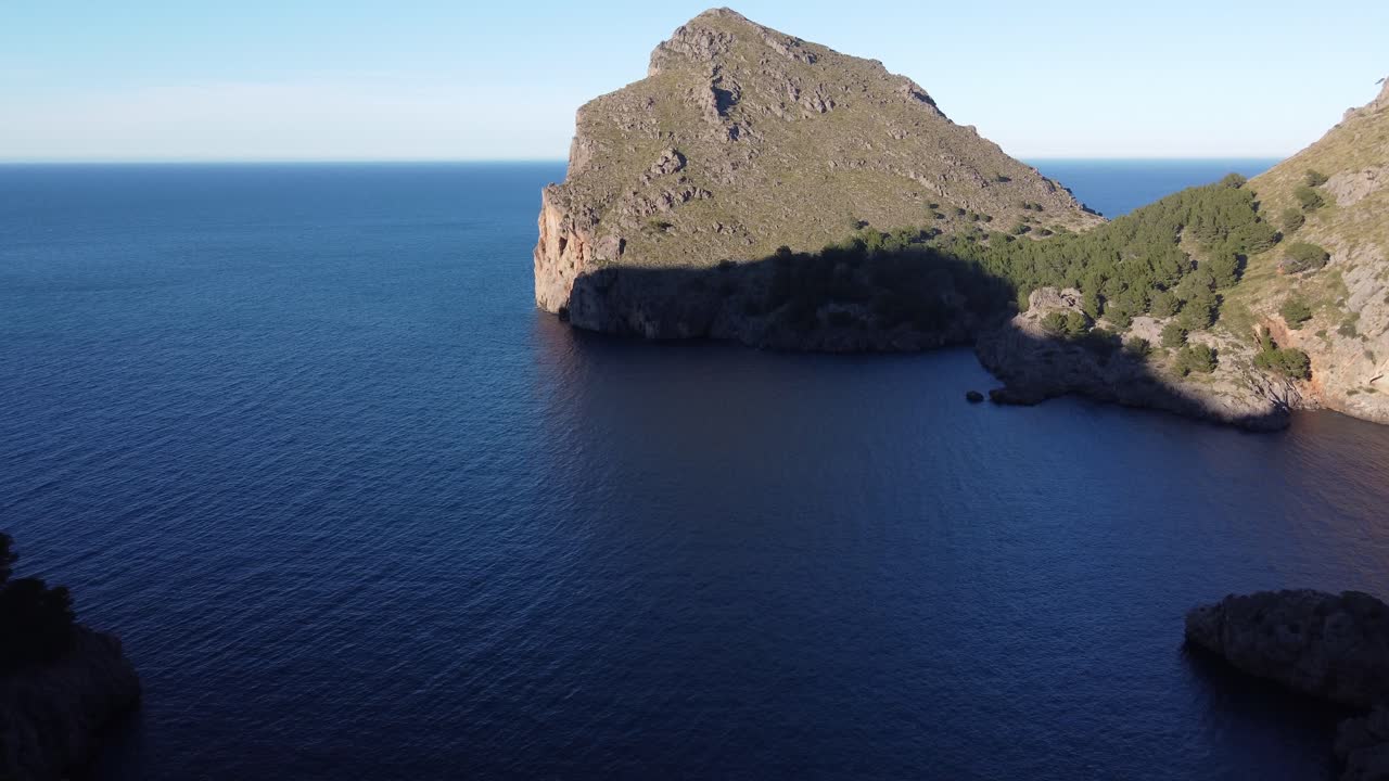 Sorvolando la cala di Sa Calobra, Maiorca, Spagna.