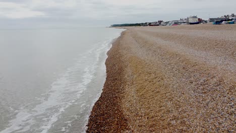 Drohnenvideo-Fliegt-über-Kleine-Wellen-Am-Kiesstrand-In-Deal,-Kent,-Großbritannien