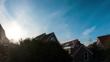 Wolken-Und-Flugzeugspuren-Am-Himmel