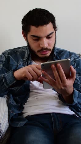 hombre usando una tableta
