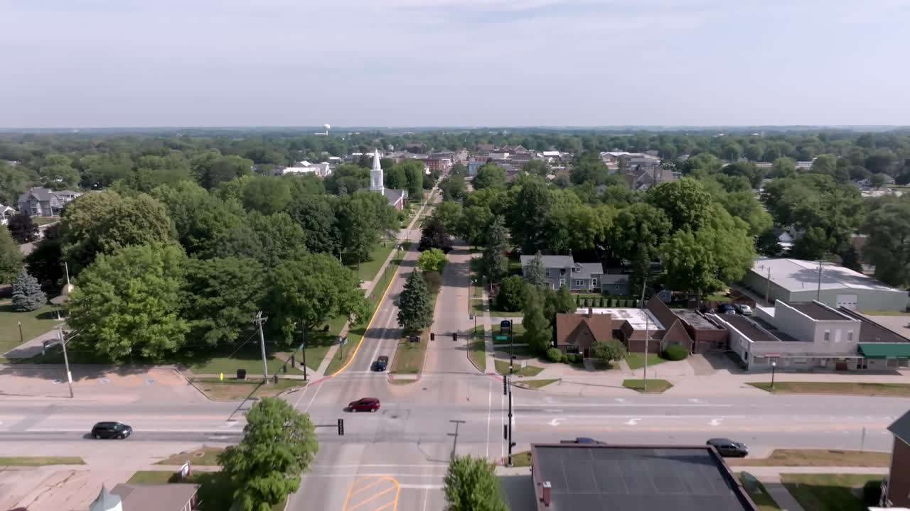 Viale a Geneseo, Illinois, con video di drone che avanza e sale