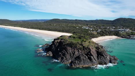 Una-Vista-Del-Promontorio-De-Norries-En-La-Playa-De-Cabarita,-Tweed-Shire,-Bogangar,-Ríos-Del-Norte,-Nueva-Gales-Del-Sur,-Australia-Tiro-Panorámico-Aéreo