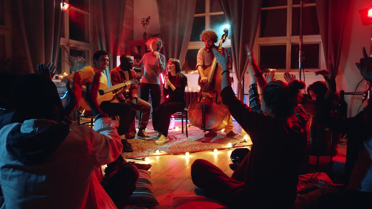 gente aplaudiendo en un concierto de música en vivo