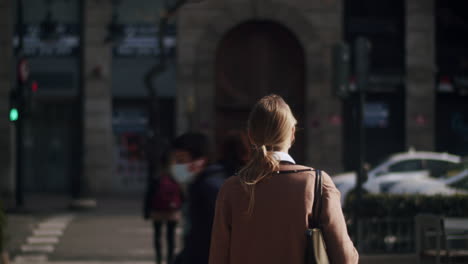 People-on-pedestrian-crossing-in-the-city