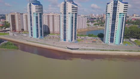 just-married-couple-on-waterfront-on-nice-sunny-day-aerial