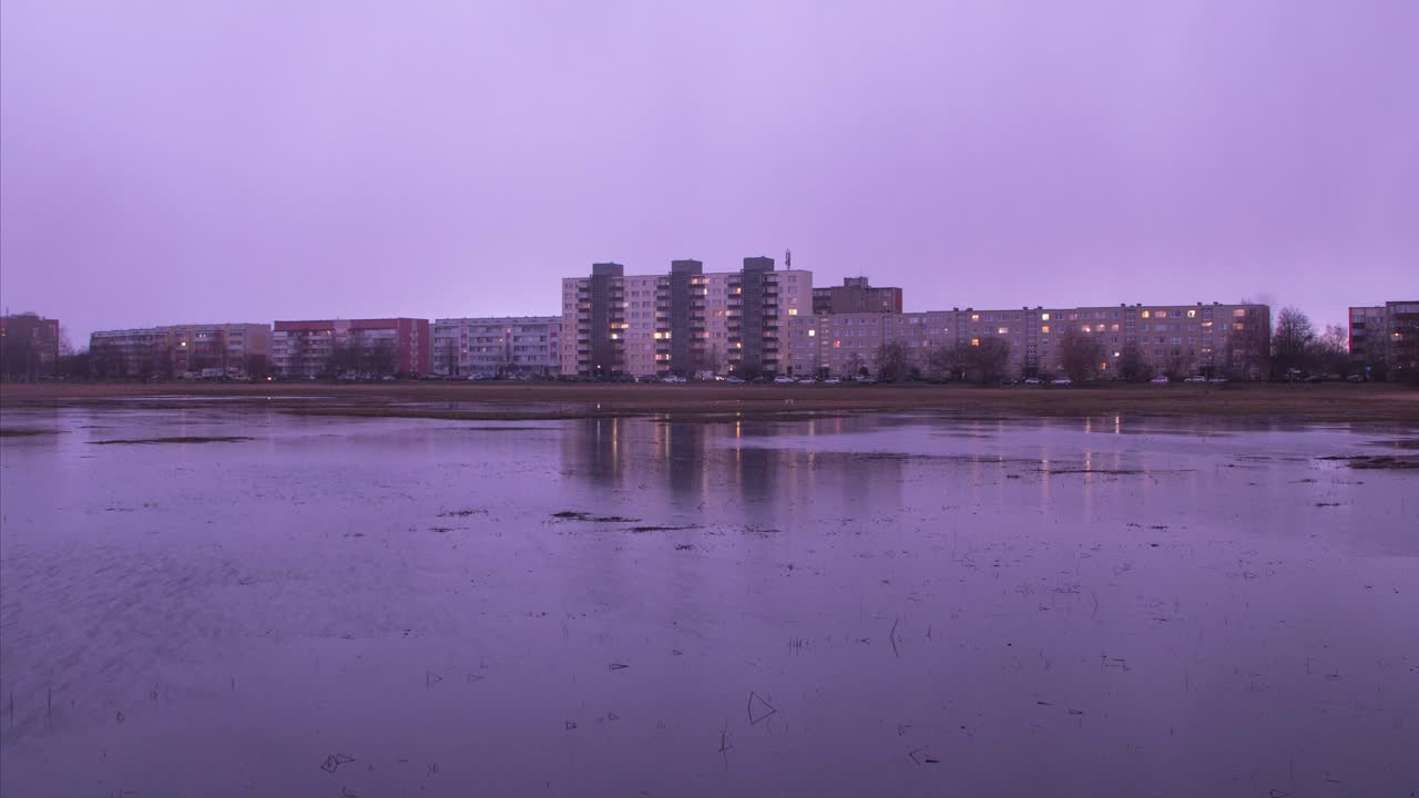 리파자 도시 스카이라인의 아름다운 타임랩스 전망, 전경에 있는 리파자 호수, 멀리 떨어진 아파트 건물, 빠르게 움직이는 비구름이 있는 흐린 저녁, 렌즈에 빗방울, 넓은 파노라마 샷