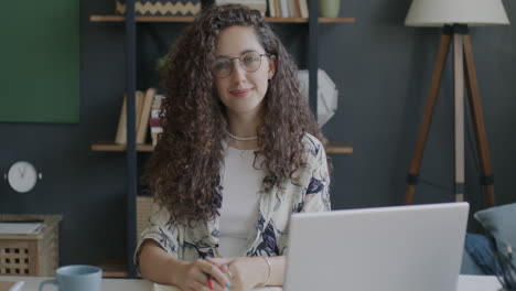 mujer trabajando desde casa en una computadora portátil