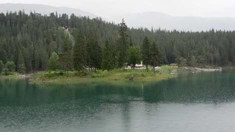 Blick-Auf-Den-Caumasee-An-Einem-Regnerischen-Tag