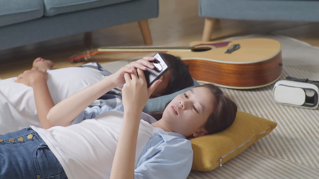 이 드폰과 vr 헤드으로 집에서 휴식을 취하고 있습니다.