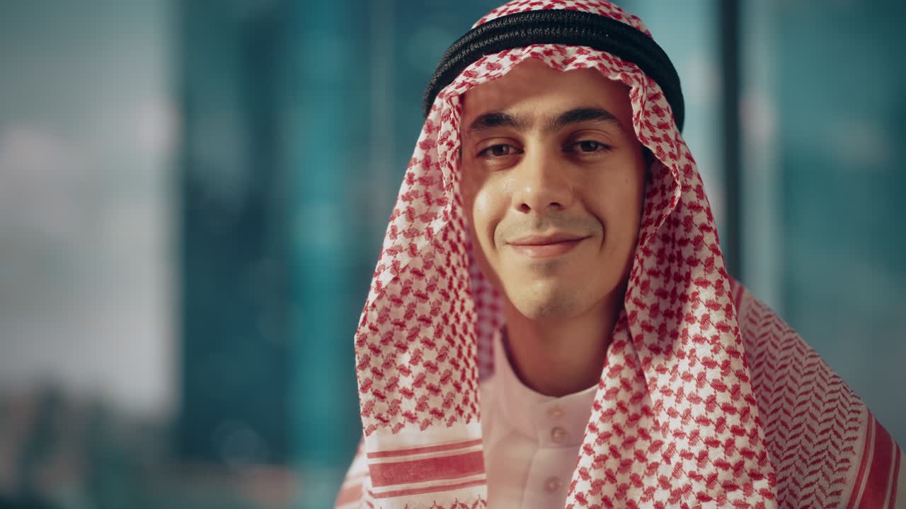 retrato de un exitoso hombre de negocios musulmán en traje tradicional posando para la cámara, sonriendo suavemente. concepto de hombre de negocios saudí, emiratí, árabe.