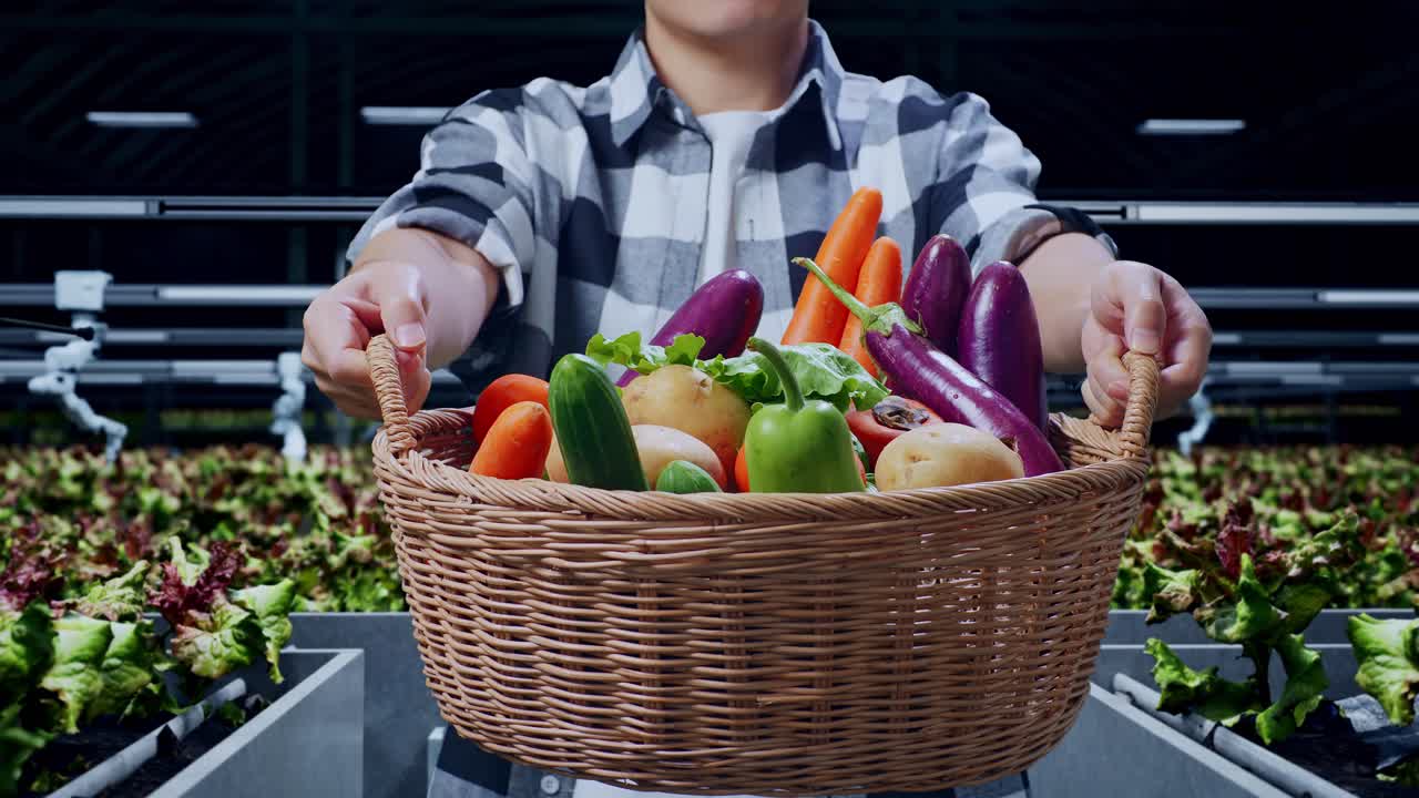 스마트 에서 채소 바구니를 주는 아시아 남성 농부