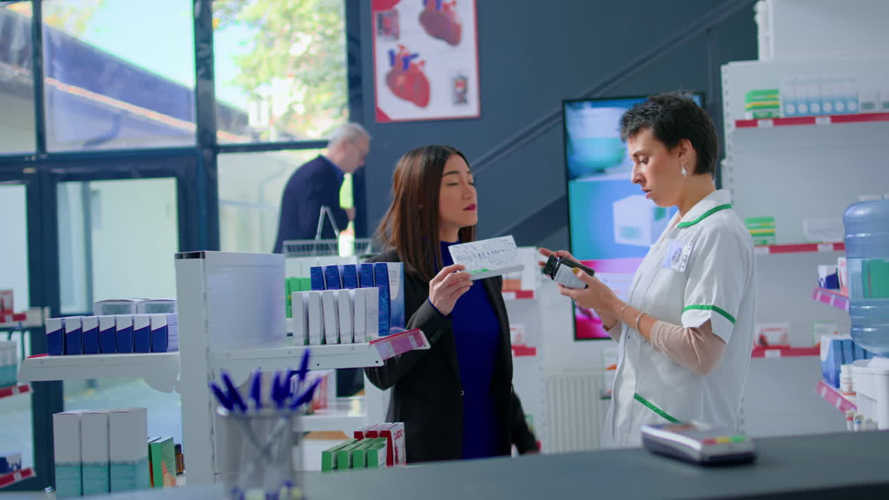 고객이 약사에게 조언을 요청합니다.