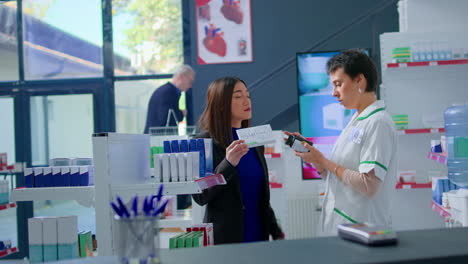 el cliente pide consejo al farmacéutico.