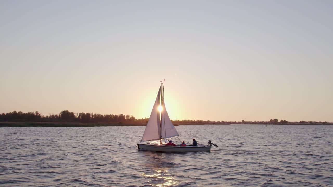 Tramonto sul lago Fluessen calmo con una barca, Frisia, Paesi Bassi