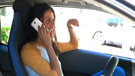 mujer hablando por teléfono móvil en el coche 4k