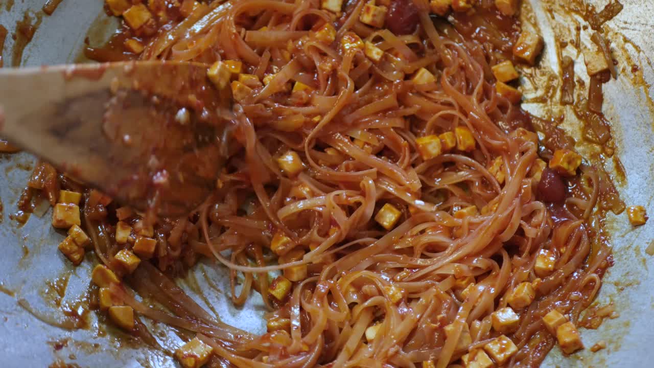 pov mientras cocina fry pad thai en la cocina