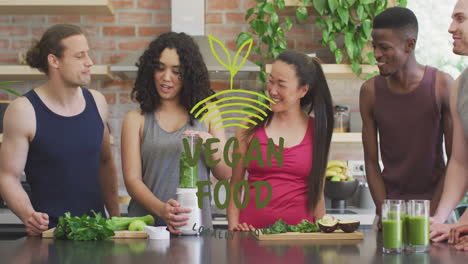 animación de texto de comida vegana sobre diversos amigos haciendo batidos de verduras