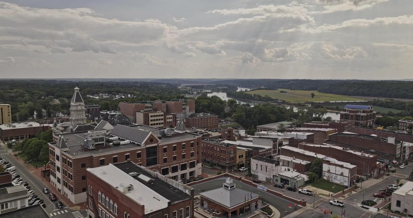 Clarksville Tennessee Luftfoto v1 lav overflyvning over det historiske bycentrum og de omkringliggende kvarterer - Optaget med Mavic 3 Pro Cine - 21. september 2023