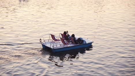 Zwei-Junge-Mädchen,-Die-Während-Des-Sonnenuntergangs-Ein-Tretboot-Benutzen-Und-Selfie-Machen,-Romantisch-In-Prag,-Tschechische-Republik