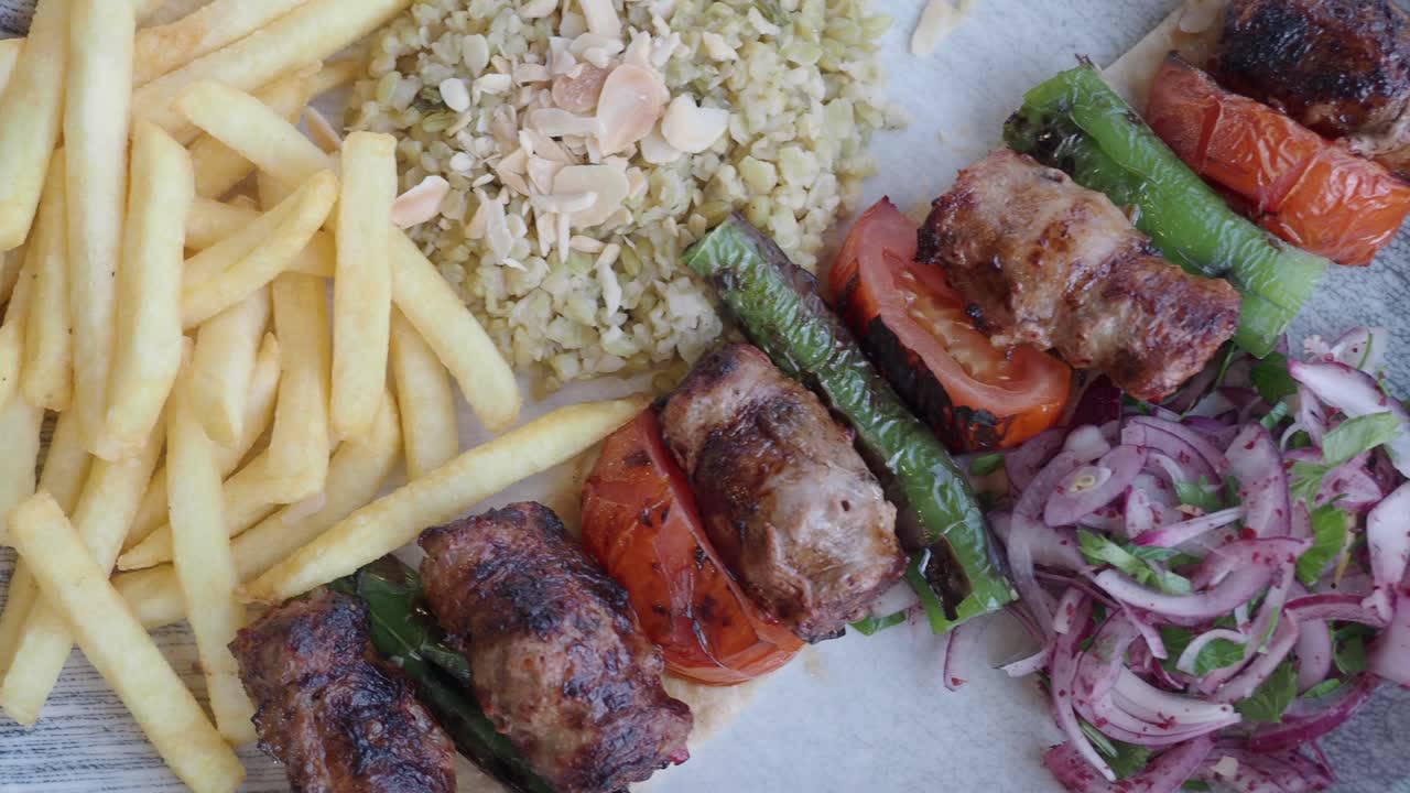 plato de kebab turco con papas fritas y bulgur