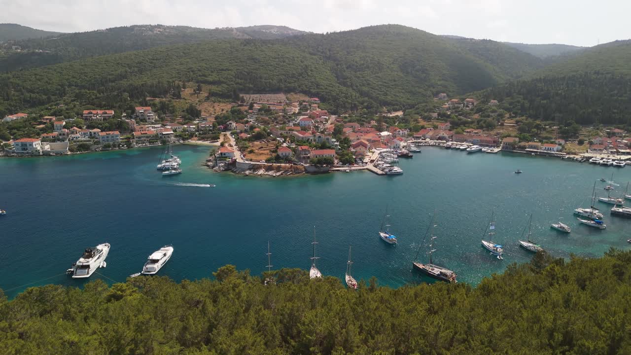 drone panorámico a través de yates de vela en el puerto de fiskardo, kefalonia grecia