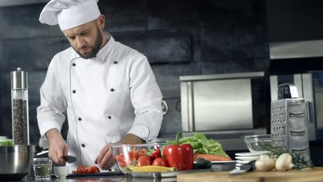 Koch-Kocht-In-Der-Restaurantküche.-Professioneller-Koch-Bereitet-Frischen-Salat-Zu.