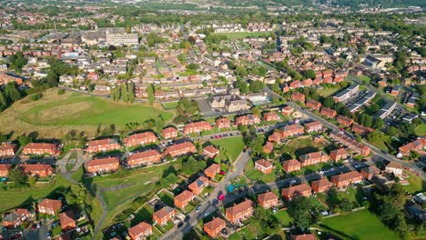 Dewsbury-Moore,-Eine-Typische-Weitläufige-Wohnsiedlung-Im-Besitz-Einer-Stadtverwaltung-In-Großbritannien-Videomaterial,-Das-Von-Einer-Drohne-Aufgenommen-Wurde