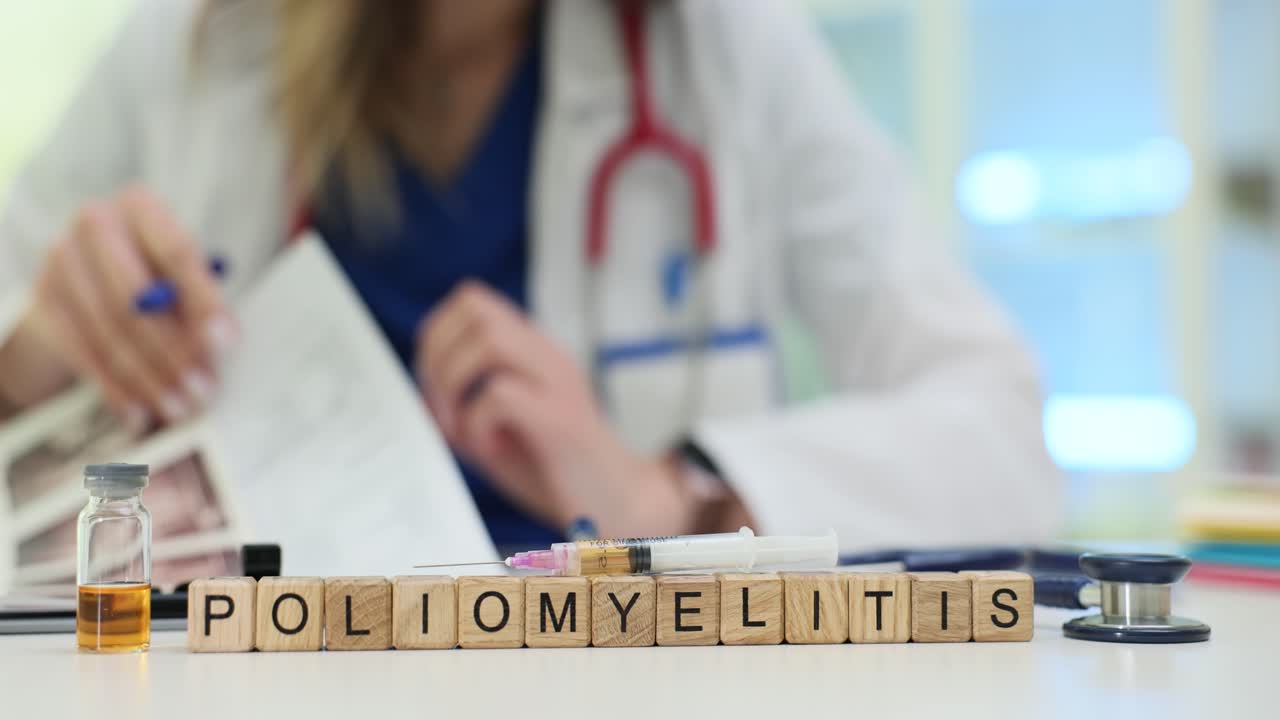 Ordet 'Poliomyelitis' på block med en läkare som arbetar på ett läkarkontor