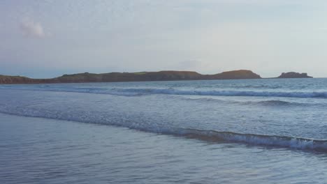 Meer-Mit-Küstenlinie-Im-Hintergrund-Zur-Blauen-Stunde