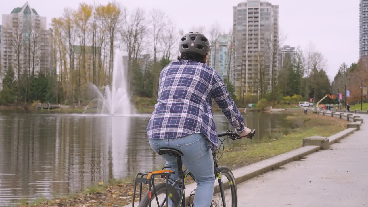 a cyclist riding around lake lafarge.