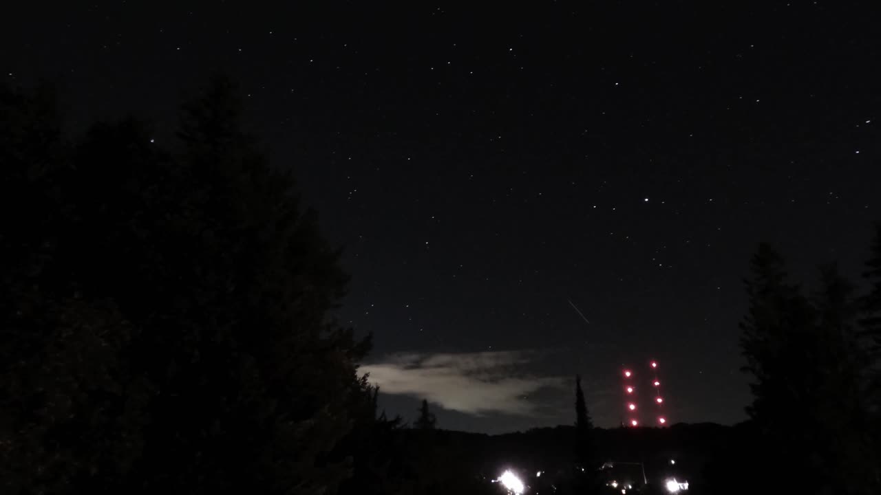 바이에른주 딜베르그를 지나가는 구름과 별들의 시간 경과