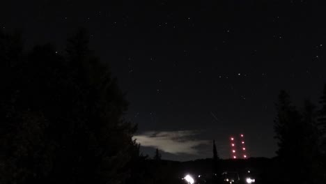 Zeitraffer-Der-Vorbeiziehenden-Wolken-Und-Sterne-In-Dillberg,-Bayern