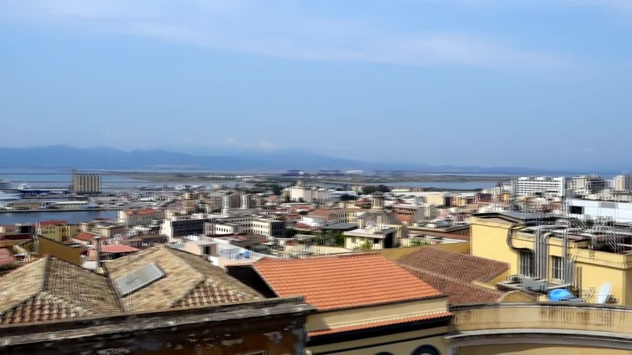 el casco antiguo de cagliari vista panorámica desde un balcón en un día soleado