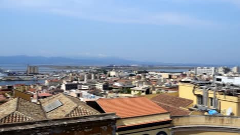 Vista-Panorámica-Del-Casco-Antiguo-De-Cagliari-Desde-Un-Balcón-En-Un-Día-Soleado