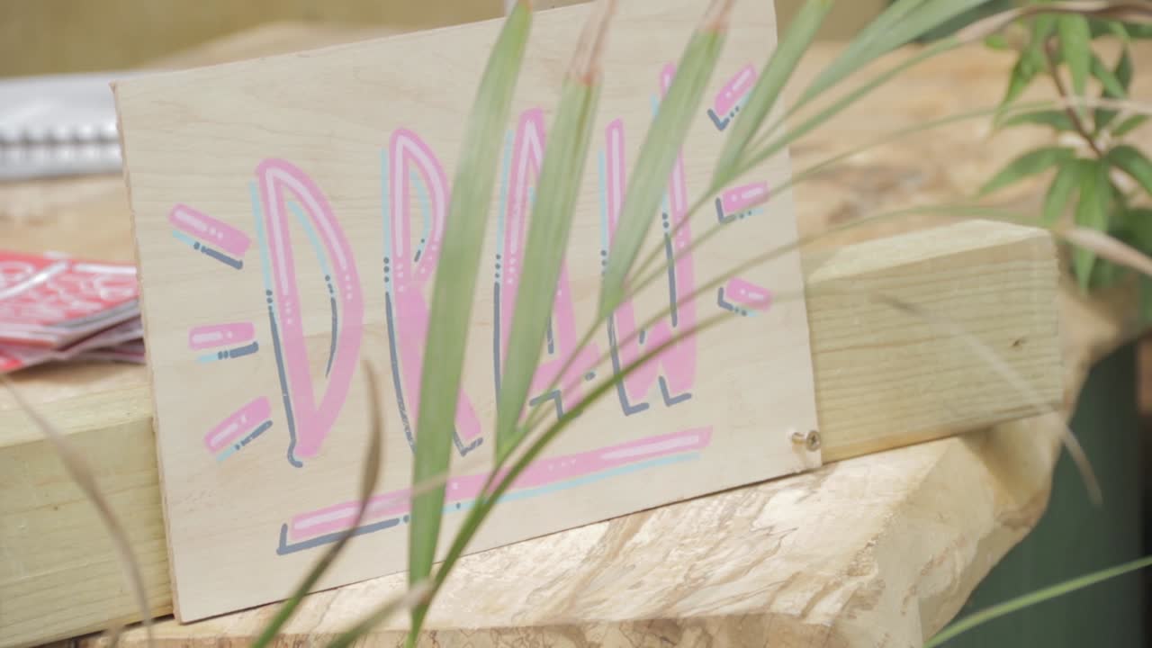 창조적 인 예술적 손으로 그린 무승부 기호. 슬로모션으로