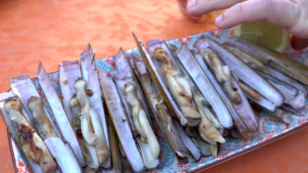 구운 면도기 위에 레몬 짜기, 슬로우 모션