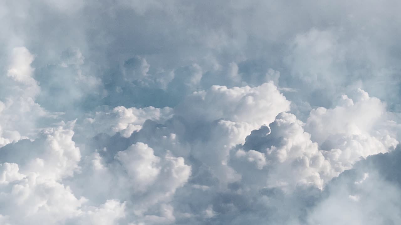 hermosas nubes blancas en el cielo azul