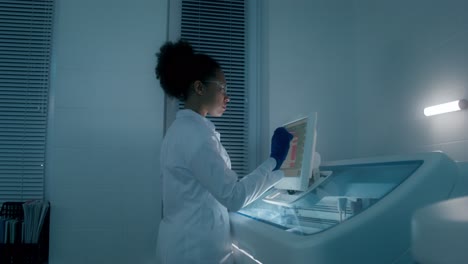 científico analizando los resultados de los análisis de sangre en un laboratorio por la noche