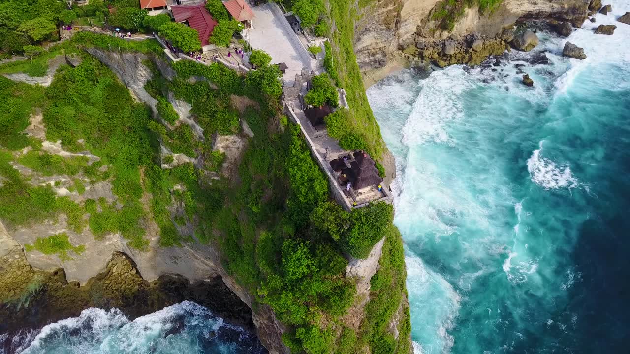 Vista aérea del hermoso templo hindú Tanah Lot, encaramado en un acantilado en Bali, Indonesia