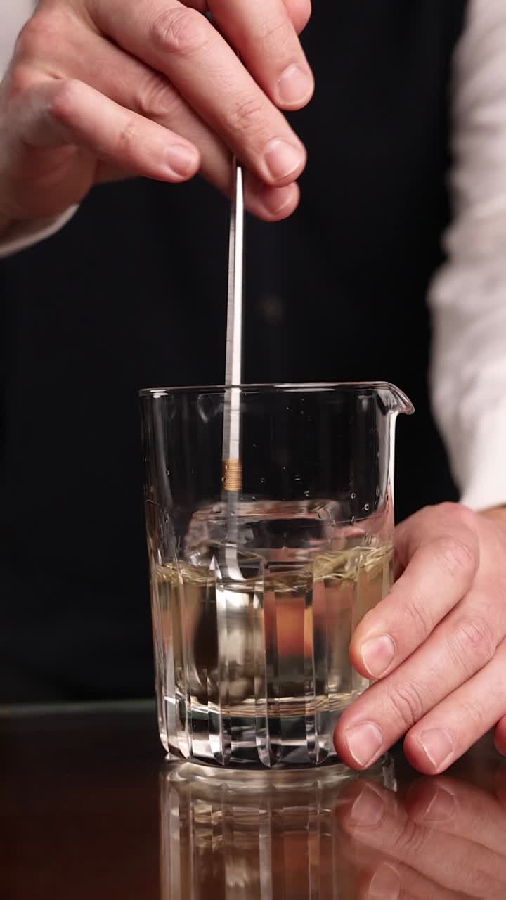 el camarero preparando un cóctel.